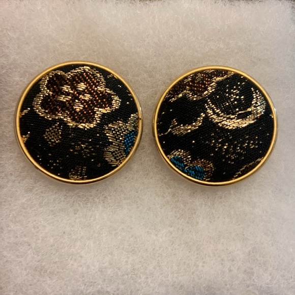 💜Vintage Gold-tone Floral Needle Point Clip on earrings - Picture 2 of 3